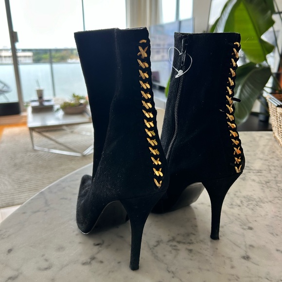 Stuart Weitzman booties almost new. Size 6 - Picture 5 of 6